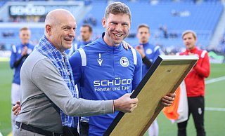 Fabian Klos (r.) ist von DSC-Präsident Rainer Schütte vor dem letzten Pflichtspiel des Jahres gegen den 1. FC Magdeburg für seine 400 Spiele im Arminia-Trikot ausgezeichnet worden. Der Rekordtorschütze der Bielefelder könnte gegen die Bördestädter seine 401 Partie absolvieren. - Oliver Krato