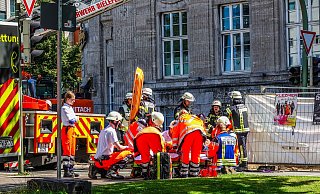 Rund 30 Einsatzkräfte rückten in Bielefeld zum WIlly-Brandt-Platz aus, weil ein Bauarbeiter in eine drei Meter tiefe Grube fiel. - Paul Brinkmann