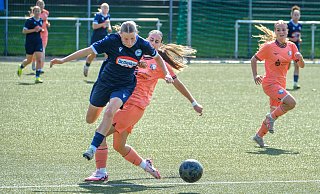 Arminias Martha Stuckenschnieder (blaues Trikot) musste schon in der 20. Spielminute mit einer Bänderverletzung ausgewechselt werden. Dennoch gewann ihr Team 7:2. - Andreas Zobe