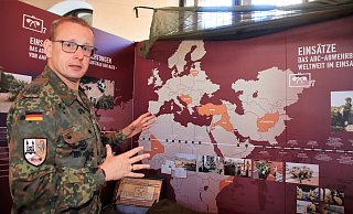 Oberstleutnant Michael Gorzolka, Kommandeur des ABC-Abwehrbataillons 7, zeigt, wo die Truppe aus Höxter bereits überall im Einsatz war. - David Schellenberg