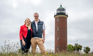 Katrin und Wilhelm Mormann stehen vor dem Hamburger Leuchtturm in Cuxhaven. Demnächst wird in dem markanten Gebäude direkt am Wasser eine Ferienwohnung eröffnet. - dpa/Sina Schuldt