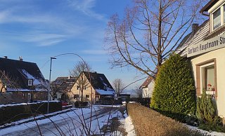 Beamte der Holzmindener Polizei fanden die Leiche einer 81-jährigen Frau im Gartenteich hinter ihrem Haus an der Gerhart-Hauptmann-Straße in Fürstenberg. - Svenja Ludwig