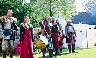 Kostüme und bunte Marktstände sorgen für historische Atmosphäre unterhalb der Sparrenburg. - Sarah Jonek