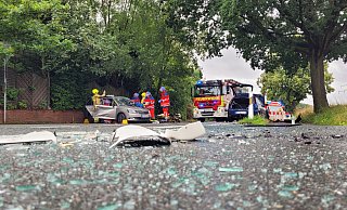Fünf Menschen müssen nach dem Unfall in Bünde im Krankenhaus versorgt werden. - Florian Weyand