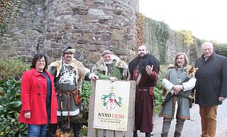 Landesgartenschau-Chefin Claudia Koch (v.l.), Höxter-Bürgermeister Daniel Hartmann mit den Mittelalterakteuren Ulrich Eminger, Ralf Krekeler, Felix-Clemens Morkes und Norbert Morkes. Das Bild stammt vom Pressetermin Mitte November. - Burkhard Battran