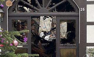 Hinter der Eingangstür wird das Brandchaos ersichtlich. Im Inneren des Hauses ist nichts mehr zu retten. - Nicole Sielermann