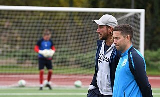 Doppelspitze: Daniel Brink (l.) und Philipp Topp, die beiden neuen Interimstrainer beim FC Bad Oeynhausen, hier bei ihrem ersten Einsatz in Detmold. - Jürgen Krüger