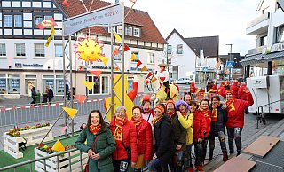 Am Mottowagen hat sich zu Weiberfastnacht der Delbrücker Damenelferrat versammelt. - Regina Brucksch