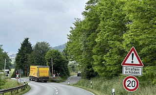 Langsam, bitte: An einem von drei Bahnübergängen an der B64 gibt es ein Tempolimit. - Ralf T. Mischer