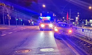 Ein Rettungswagen hat die Unfallspur abgesperrt, auch die Stadtbahnhaltestelle „Bethel“ ist blockiert. - prvat