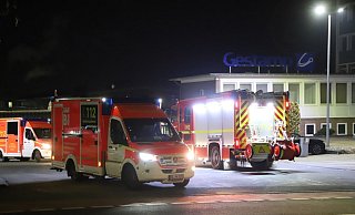 Feuerwehr und Rettungskräfte mit Notarzt sind mit viel Personal vor Ort. - Charlotte Mahncke