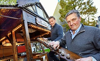 „Das Haus vom Nikolaus“ auf dem Altstädter Kirchplatz mit Glühwein oder Feuerzangenbowle ist für viele Besucher ein Magnet. André und Peter Schneider (v.l.), die dieses Areal bewirtschaften, helfen mit beim Aufbau. - Barbara Franke