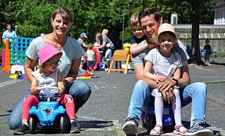 Sonja Föckel mit ihrer Tochter Amalia und Christoph Brockmann mit seinen Kindern Fred und Elsa. - Simon Schulz