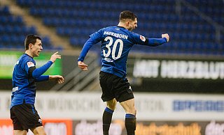 Hier jubelt Florent Muslija über seinen sehenswerten Treffer zum 2:1, über den sich auch Teamkollege Ron Schallenberg (l.) freute. Doch am Ende waren die Paderborner tief enttäuscht. - Besim Mazhiqi