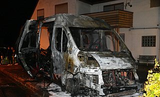 Der Van brannte in der Nacht im Höxterener Ortsteil Lüchtringen völlig aus. - Thomas Kube