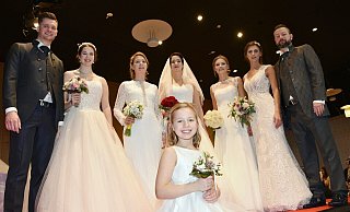 2019 kamen weit über 500 Besucher zur Höxteraner Hochzeitsmesse. 30 regionaleAussteller präsentierten sich mit ihren Produkten, Dienstleistungen, Tipps und Ideen für den schönsten Tag im Leben. - Thomas Kube