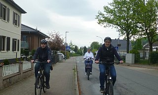 Timon, Karin und Stefan Detert (v. l.) fahren auf der Gehlenbecker Straße Richtung Innenstadt. Alle drei fahren korrekt, da man sowohl auf dem rot markierten Radstreifen auf dem Gehweg fahren darf, als auch auf der Fahrbahn. - Petra Spona / IpF Lübbecke