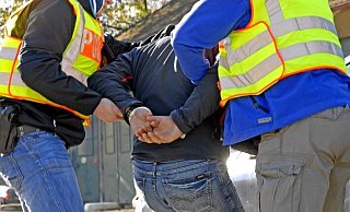 Polizeibeamte nehmen den Tatverdächtigen bei der Einreise in die Niederlande fest. (Symbolfoto/BuPol) - Symbolfoto: Bundespolizei