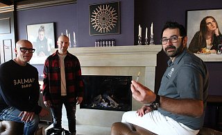 Lars (l.) und Matthias Uhlen im Restaurant "Wohnzimmer", wo der Herforder Fußchirurg Dany Lopes Ribeiro am 28. Dezember Booster-Impfungen anbieten wird. - Peter Steinert