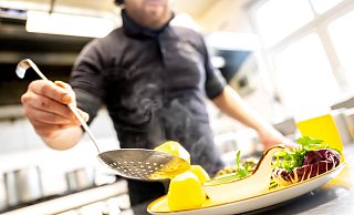 20.11.2023, Niedersachsen, Wilhelmshaven: Essen wird in einem Restaurant auf einem Teller angerichtet. Der Hotel- und Gaststättenverband Dehoga in Niedersachsen sieht eine Chance, dass die Rückkehr zum normalen Mehrwertsteuersatz auf Restaurant-Essen doch noch abgewendet werden könnte. Die Bundesregierung hatte sich nach Angaben der Chefhaushälter von SPD, Grünen und FDP darauf verständigt, dass auf Speisen in der Gastronomie von Januar an wieder eine Umsatzsteuer von 19 Prozent statt 7 Prozent gilt. Foto: Sina Schuldt/dpa +++ dpa-Bildfunk +++ - Sina Schuldt