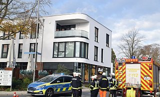 Auch das benachbarte Gebäude, in dem unter anderem die Bäckerei Hensel angesiedelt ist, wurde nach einem möglichen Brandherd abgesucht. - Mareike Patock
