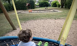 Im Streit um abgebaute Spielgeräte wurde zuletzt auch diese mittlerweile entfernte Nestschaukel auf dem Spielplatz "Auf der Riege" angeprangert. Laut Verwaltung sind neue Normen für die Maßnahme verantwortlich. Ein Umstand, der auch den Kritikern im Stadtrat längst bekannt ist. - Felix Eisele