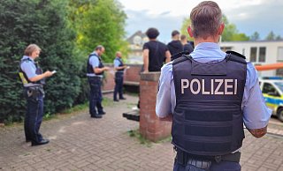 Bei einer lange geplanten Aktion hat die Polizei den Kirchplatz ins Visier genommen. Hier kontrollieren Veamte eine Jugendgruppe am Bonhoeffer-Haus. - Florian Weyand