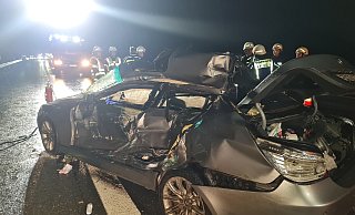 Der BMW war gegen das rechte Eck am Heck eines Sattelaufliegers geprallt. Die Fahrerseite wurde völlig eingedrückt. - Andreas Eickhoff