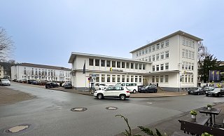 Für das Bürogebäude an der Neustädter Straße hat sich die Stadt ein Vorkaufsrecht gesichert. Es könnte für die Erweiterung des Gymnasiums am Waldhof genutzt werden. Im Hintergrund das Haus des Handwerks, für das es schon einen Ankaufsbeschluss gibt. - © Andreas Zobe