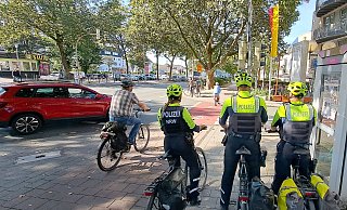 Nicht immer achten Autofahrer beim Abbiegen auf parallel fahrende Radler. Hier am Paderborner Rosentor läuft am Dienstagmittag unter den Augen der Polizei aber alles richtig. - Polizei