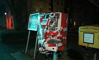 Dieser Zigarettenautomat wurde von bislang unbekannten Tätern in der Nacht zu Montag, 13. Februar, gesprengt. Die Kriminalpolizei hat die Ermittlungen aufgenommen. - Claus Frickemeier