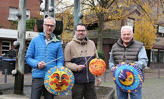 Olaf Schierholz (v.l.), Lars Knappe und Detlef Schultz laden stellvertretend für die Kaufmannschaft und den Kultur- und Verkehrsverein zum Martinsumzug und zum verkaufsoffenen Sonntag ein. - Britta Bohnenkamp-Schmidt
