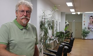 Unternehmensnachfolge: Friseurmeister Heinrich Aßmuth (68) möchte sein Friseurgeschäft an der Lange Straße gerne übergeben. - Dieter Scholz