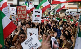 Auch in Deutschland bekunden mehrere Tausend Menschen bei Demonstrationen ihre Solidarität mit den Protestierenden im Iran. - Henning Kaiser