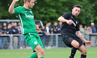 Brachte den BV Stift Quernheim früh in Führung: Eren Kelemci (r.) traf bereits nach zwei Minuten zum 1:0. Letztlich setzte sich Stift Quernheim im Kreispokal-Finale 6:5 nach Elfmeterschießen gegen den Bünder SV mit Ole Knollmann durch. - Niklas Gessat