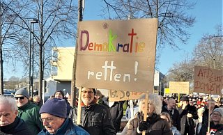 Das Bündnis für Demokratie und Toleranz lädt erneut auf den Neustadt-Marktplatz in Warburg ein. - Simone Flörke Das Bündnis für Demokratie und Toleranz lädt erneut auf den Neustadt-Marktplatz in Warburg ein. - Simone Flörke