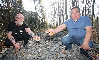 Torsten-Roman Jacke (l.) und Rüdiger Maass ärgern sich darüber, dass jemand tonnenweise Bauschutt auf einem Wanderweg entsorgt hat. - Sylvia Tetmeyer
