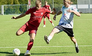 Theesens Benedikt Genz (l.) setzt hier im Spiel gegen den TSV Oerlinghausen zum Schuss an. - Peter Unger
