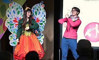 Landesgartenschau-Elfe Holli und Luisa Weißbrich animieren die Besucher zur Fitness. - Thomas Kube