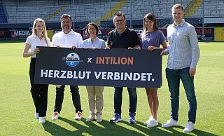 Über die neue Partnerschaft freuen sich (von links) die Intilion-Mitarbeiter Julia Koch, Boris Langerbein und Kirsten Willeke, SCP-Geschäftsführer Martin Hornberger und SCP-Marketing-Leiterin Neele Rickers sowie Jonas Querl vom SCP-Vermarkter Infront. - SC Paderborn 07
