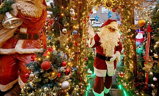 Der Altenpfleger und weihnachtsverrückte Dirk van Acken begrüßt vor seinem dekorierten Haus die ersten Besucher. Am Haus leuchten rund 70.000 Lichter, drinnen herrscht regelrechter Deko-Taumel. - Roland Weihrauch/dpa