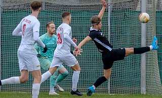 Delbrücks Angreifer stellten die Theesener Deckung vor VfL-Keeper Florian Ernst vor einige Herausforderungen. Foto: Andreas Zobe - Foto: Andreas Zobe/NW
