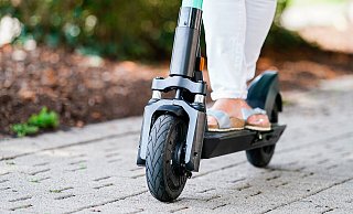Ein E-Scooter-Fahrer aus Bad Oeynhausen ist Polizeibeamten bei einer Kontrolle gleich mehrfach negativ aufgefallen. - Uwe Anspach/dpa
