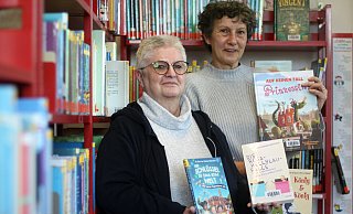 Klischeefreie Kinder-, Jugend- und Fachliteratur gehört ab sofort zum Angebot der Stadtbücherei Löhne. Leiterin Gertrud Robbes (l.) und Löhnes Gleichstellungsbeauftragte Monika Lüpke wollen damit frühzeitig gegen geschlechtsbedingte Rollenbilder vorgehen und Alternativen aufzeigen. - Felix Eisele