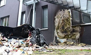 Wie schnell so ein Mülltonnenbrand auch Schaden an Hausfassaden verursachen kann, zeigt dieses Archivfoto von einer früheren Brandstiftung. - Jens Reichenbach