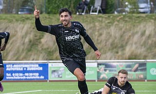 Rödinghausen jubelt: Tolga Dogan hat zum 2:0 getroffen, Preußen-Keeper Nino vom Hofe ist geschlagen. - Joel Beinke