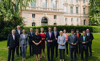 Das neue Landeskabinett für NRW vor dem Ständehaus: Herbert Reul (vorn, v.l.), Ina Scharrenbach, Mona Neubaur, Hendrik Wüst, Dorothee Feller, Marcus Optendrenk, Oliver Krischer. Hintere Reihe v.l.: Karl-Josef Laumann, Benjamin Limbach, Ina Brandes, Nathanael Liminski, Silke Gorißen, Josefine Paul, Josef Hovenjürgen. - Marius Becker