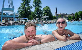 Auch Laurenz Köhler und Monja Prystav genossen im Juni das kühle Nass im Wiesenbad. - BARBARA FRANKE