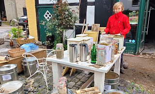 Wiebke Brinkmann ist froh, dass weder Mensch noch Tier auf dem Biohof zu Schaden gekommen sind. Aber der finanzielle Schaden ist groß. Der Starkregen hat alle Wirtschaftsgebäude geflutet, im Hofladen stand das Wasser einen Meter hoch. - Astrid Sewing