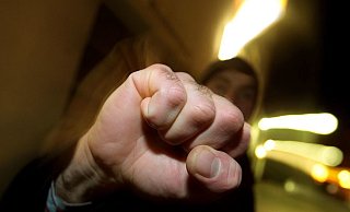 Gestelltes Symbolbild: Die Täter schlugen und traten auf ihr Opfer ein und verletzten es lebensgefährlich. - DPA